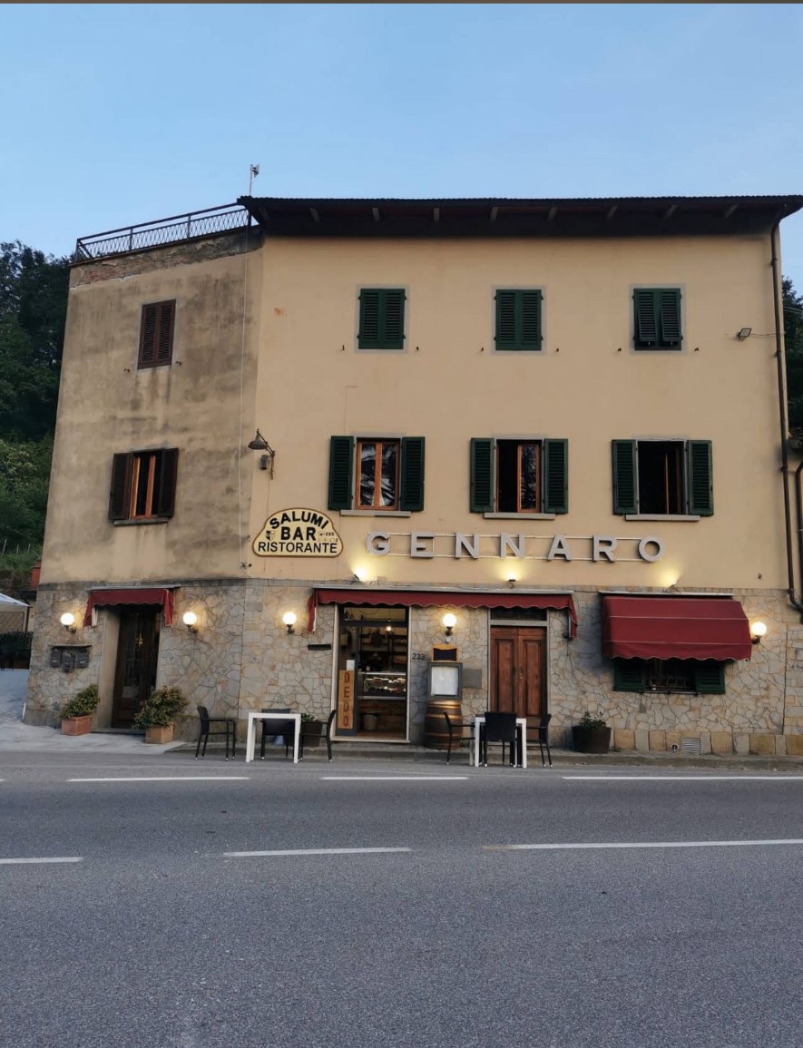 La facciata del Ristorante Gennaro in Via di Barberino a Calenzano al tramonto
